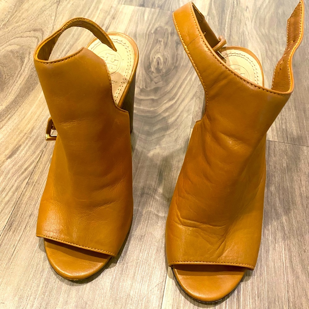 Light brown leather chunky Tory Burch sandals